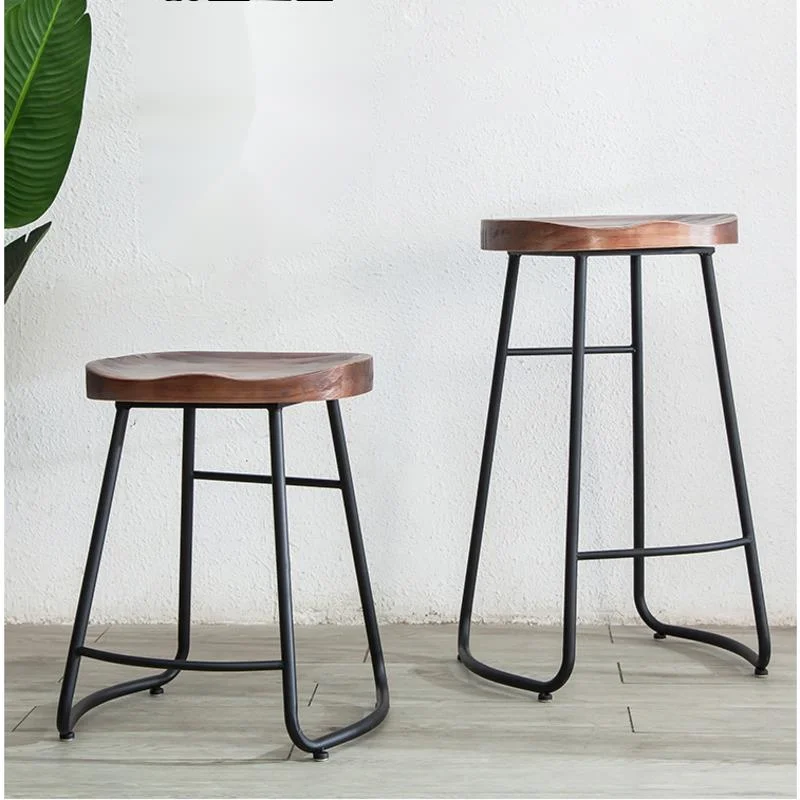 Home Bar Seating - シンプルモダンなアイアンバーチェア、高脚カウンタースツール、無垢材シートのキッチンチェア、多用途な家庭用家具
